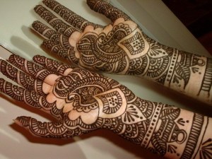 henna-used-on-hands